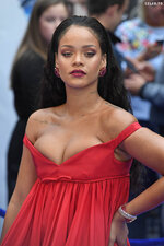 Rihanna avec sa robe rouge lors de la premiere du film Valerian au Cineworld a Londres le 24 j