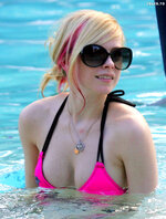34477 Avril Lavigne   Miami Beach   Bikini 593 122 496lo