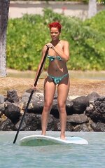 22417 RihannaonthebeachinHawaii05092010 64 122 88lo