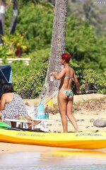 22428 RihannaonthebeachinHawaii05092010 68 122 437lo