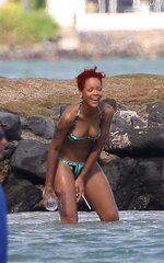 22435 RihannaonthebeachinHawaii05092010 70 122 710lo