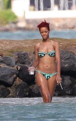 22444 RihannaonthebeachinHawaii05092010 73 122 165lo