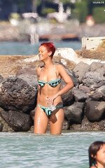 22459 RihannaonthebeachinHawaii05092010 78 122 579lo