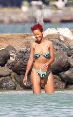 22480 RihannaonthebeachinHawaii05092010 82 122 446lo