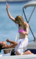 Avril lavigne nipple slip yacht 9