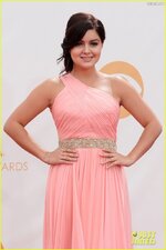 Sarah hyland ariel winter emmy awards 2013 red carpet 11