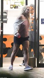 Britney_Spears_At_Dave_s_Hot_Chicken_in_Oxnard_08-18-2023__04_.jpg