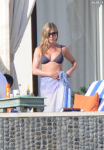 26628 Preppie Jennifer Aniston and Emily Blunt on vacation in Los Cabos 67 122 547lo