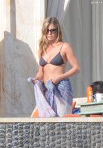 26811 Preppie Jennifer Aniston and Emily Blunt on vacation in Los Cabos 74 122 18lo