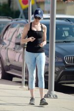Anne hathaway street style in spandex out in los angeles february 2014 9