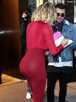 Khloe kardashian appeared on live with kelly and michael 1 17 2016 4