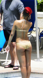 06731 RihannapoolsideinBarbados2010 14 122 466lo