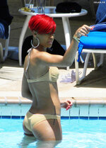 06809 RihannapoolsideinBarbados2010 15 122 136lo