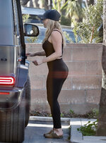 Hilary shows off her curves in studio city v0 e3ngqqbomkda1