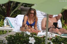 Sofia vergara in a bikini at a pool in hawaii dec 2014 15