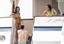 Zoe kravitz in a bikini 08 18 2022 4