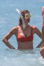 Michelle-Hunziker-Takes-a-Swim-in-Varigotti-31-Photos_83152.jpg