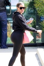 Khloe Kardashian sexy booty black leggings 4