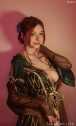 Triss Cos background red1.png