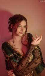 Triss Cos background red10.jpg