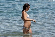 pregnant-olivia-wilde-in-bikini-at-a-beach-in-maui-04-28-2016-10.jpg
